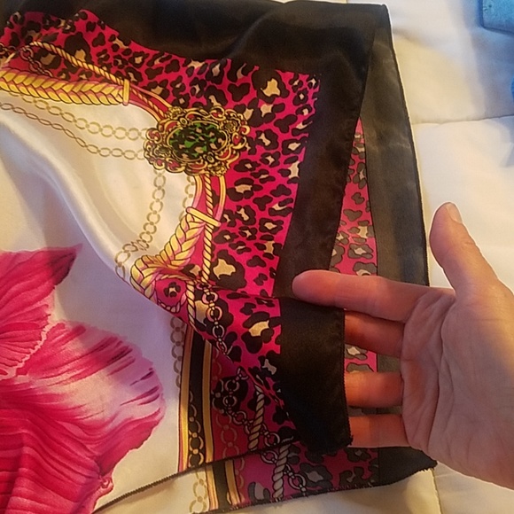 Silky Tropical Blouse - Picture 4 of 6